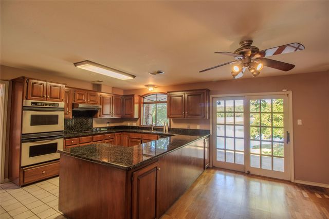 1630 Green Briar Drive, Huntsville, TX 77340