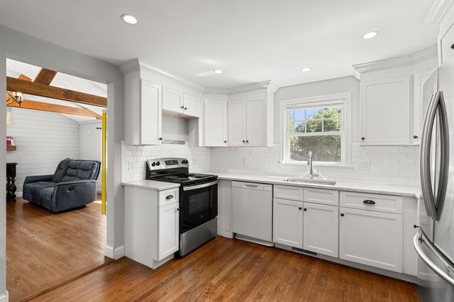 106 Lynnfield St, Peabody, MA 01960