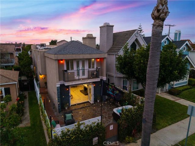 215 Knoxville Avenue, Huntington Beach, CA 92648