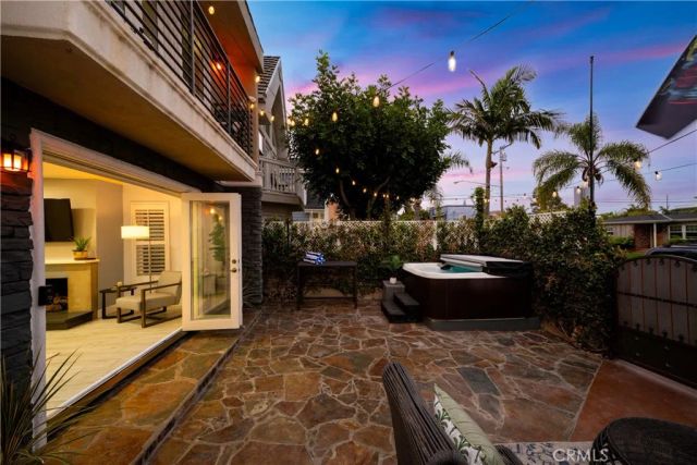 215 Knoxville Avenue, Huntington Beach, CA 92648