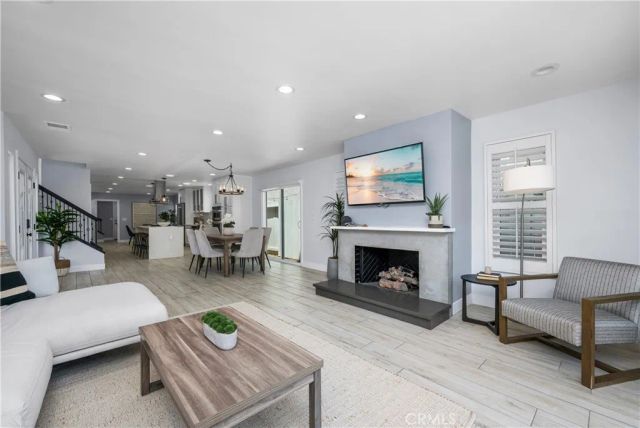 215 Knoxville Avenue, Huntington Beach, CA 92648