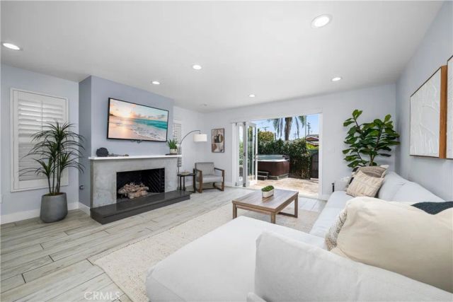 215 Knoxville Avenue, Huntington Beach, CA 92648