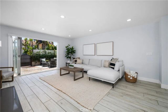 215 Knoxville Avenue, Huntington Beach, CA 92648