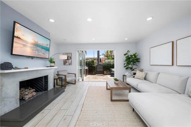215 Knoxville Avenue, Huntington Beach, CA 92648