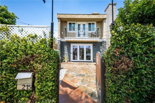 215 Knoxville Avenue, Huntington Beach, CA 92648