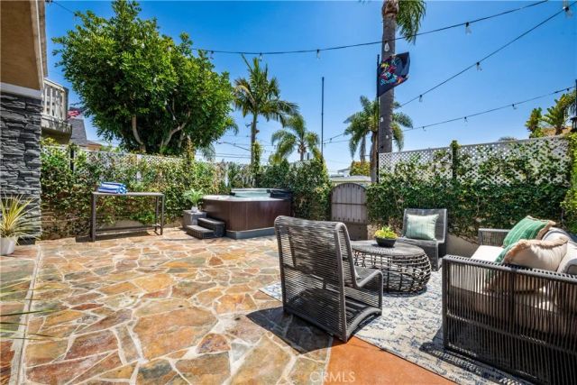 215 Knoxville Avenue, Huntington Beach, CA 92648