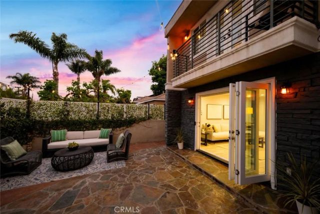 215 Knoxville Avenue, Huntington Beach, CA 92648
