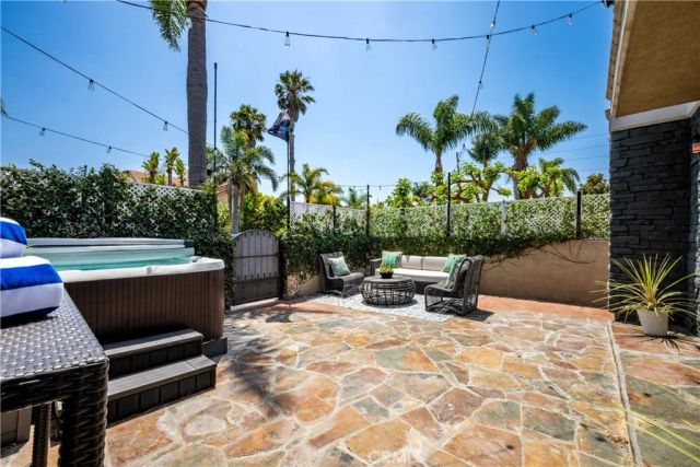 215 Knoxville Avenue, Huntington Beach, CA 92648