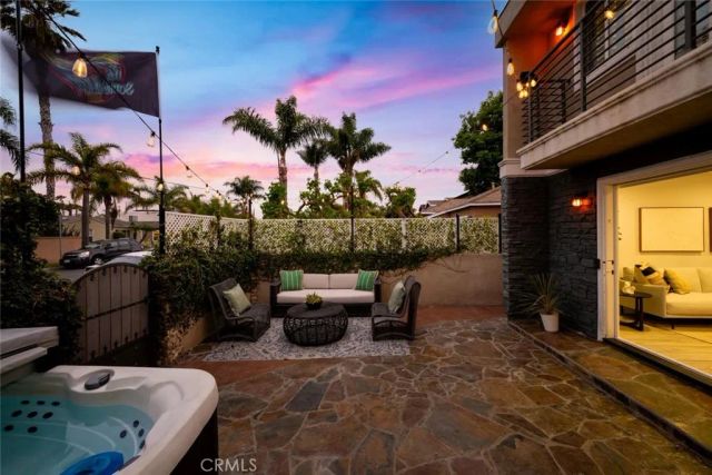 215 Knoxville Avenue, Huntington Beach, CA 92648