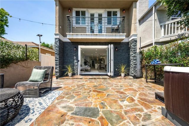 215 Knoxville Avenue, Huntington Beach, CA 92648