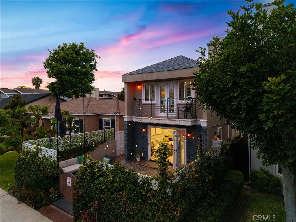 215 Knoxville Avenue, Huntington Beach, CA 92648
