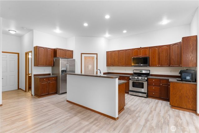 15428 SE 252nd Place, Covington, WA 98042