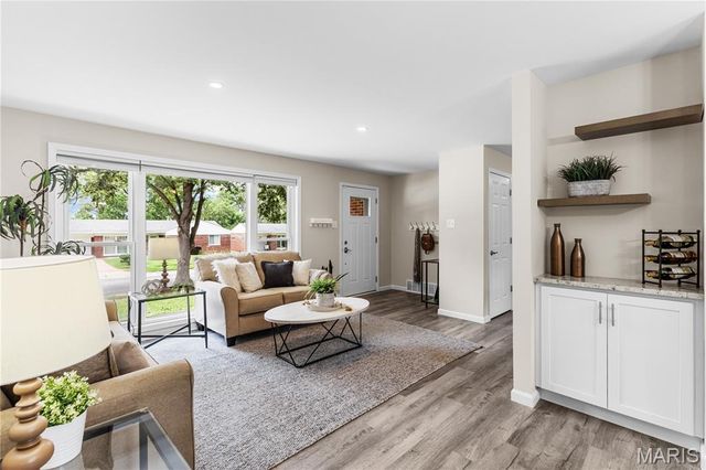 1124 Putter Lane, University City, MO 63132
