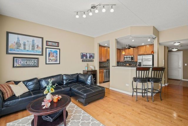 855 E 22nd Street 214, Lombard, IL 60148