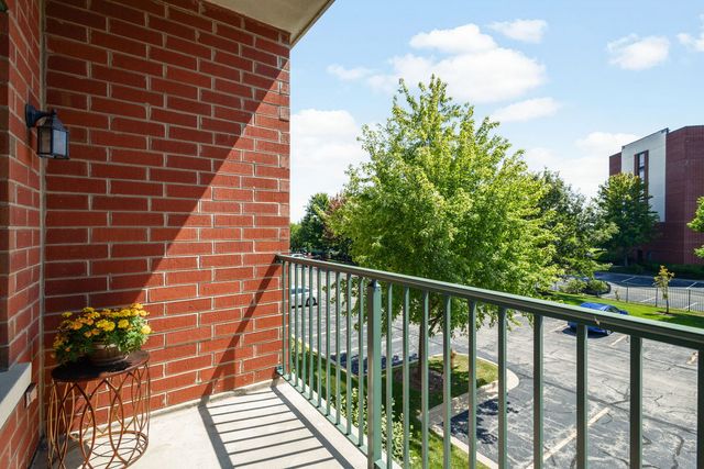 855 E 22nd Street 214, Lombard, IL 60148