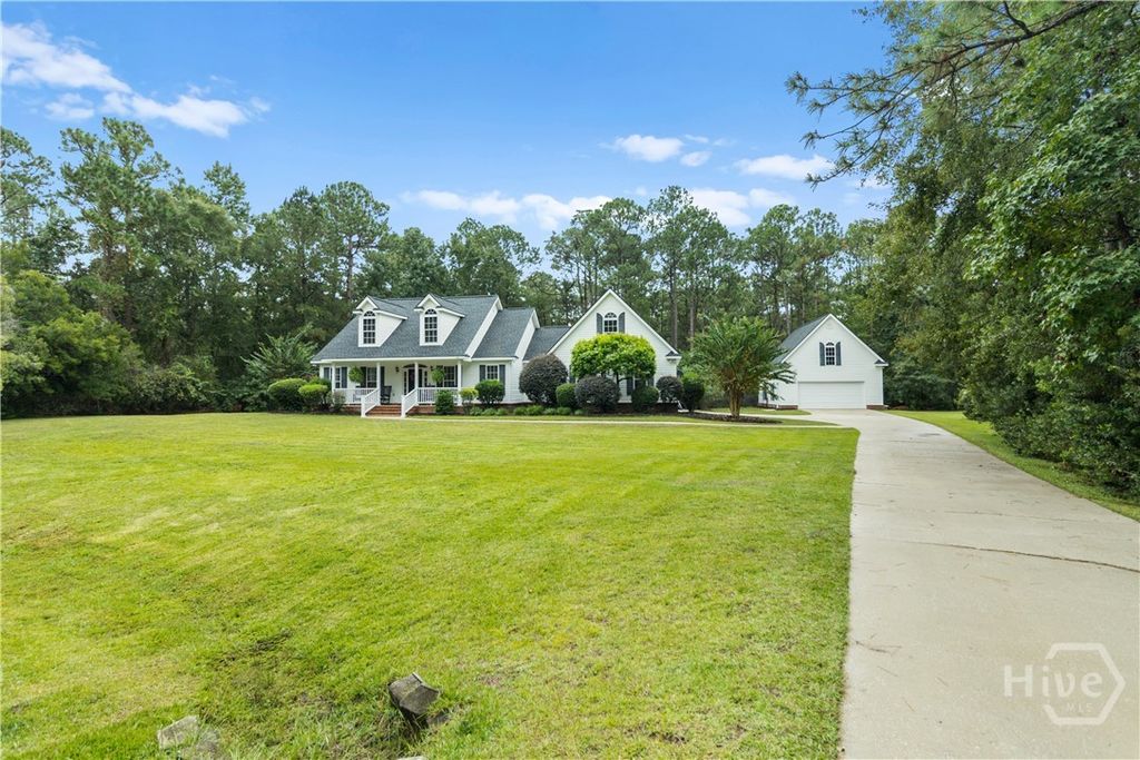 Image 4 of property listing at 430 Fancy Court, Richmond Hill, GA 31324