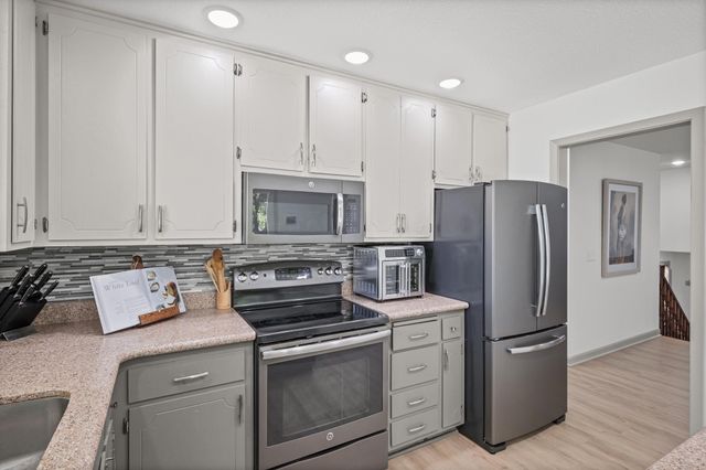 2625 Seans Way, North Saint Paul, MN 55109