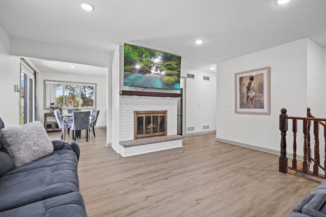 2625 Seans Way, North Saint Paul, MN 55109