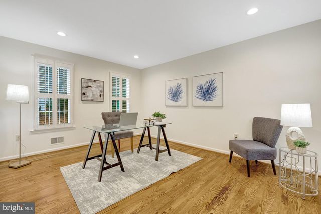 933 HOLLY CREEK DR, Great Falls, VA 22066