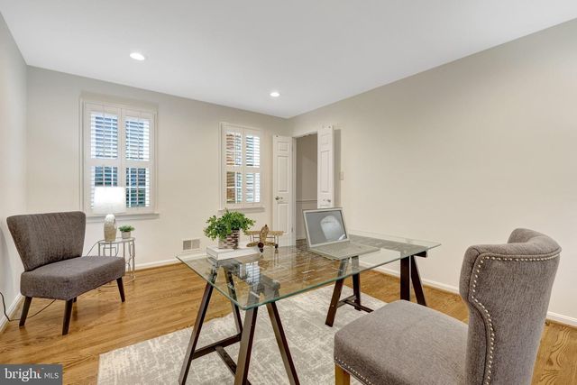 933 HOLLY CREEK DR, Great Falls, VA 22066