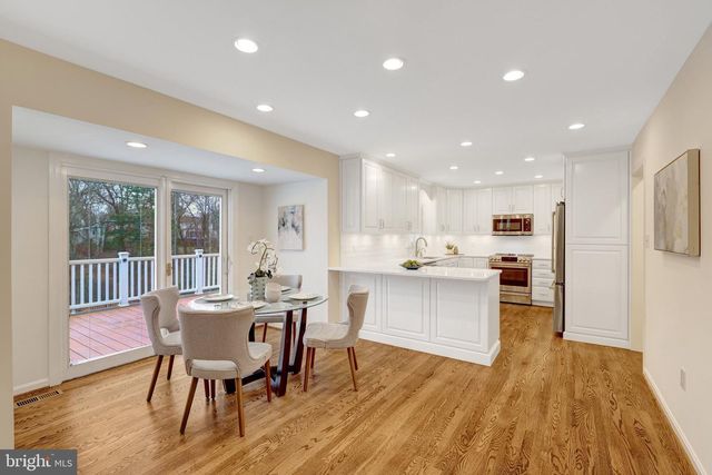 933 HOLLY CREEK DR, Great Falls, VA 22066