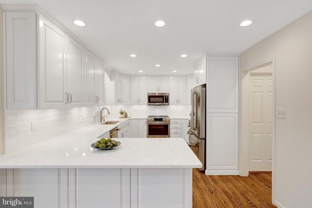 933 HOLLY CREEK DR, Great Falls, VA 22066