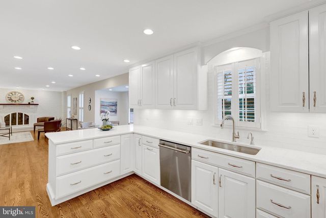 933 HOLLY CREEK DR, Great Falls, VA 22066