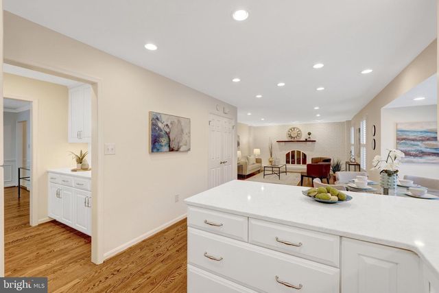 933 HOLLY CREEK DR, Great Falls, VA 22066