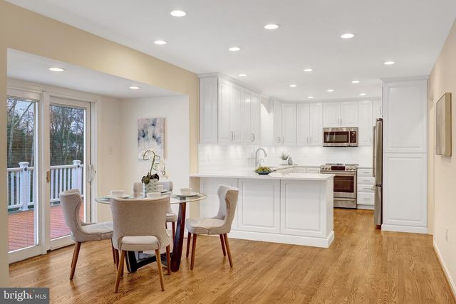 933 HOLLY CREEK DR, Great Falls, VA 22066