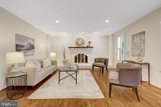 933 HOLLY CREEK DR, Great Falls, VA 22066