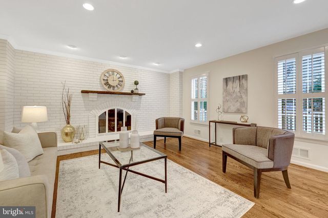 933 HOLLY CREEK DR, Great Falls, VA 22066