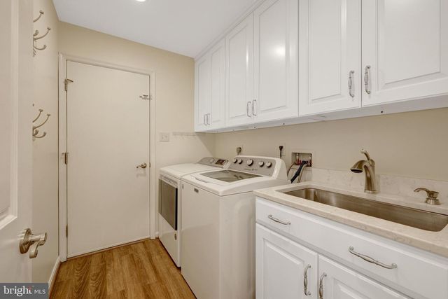 933 HOLLY CREEK DR, Great Falls, VA 22066