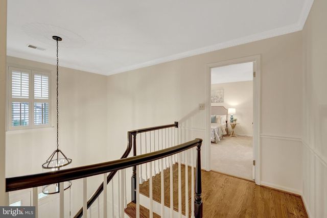 933 HOLLY CREEK DR, Great Falls, VA 22066