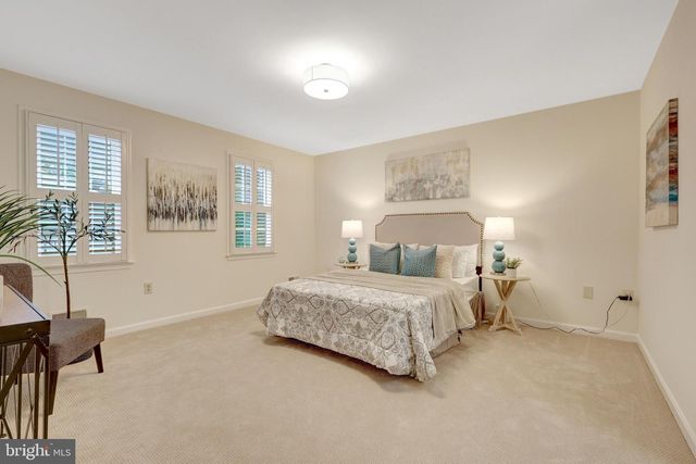 933 HOLLY CREEK DR, Great Falls, VA 22066