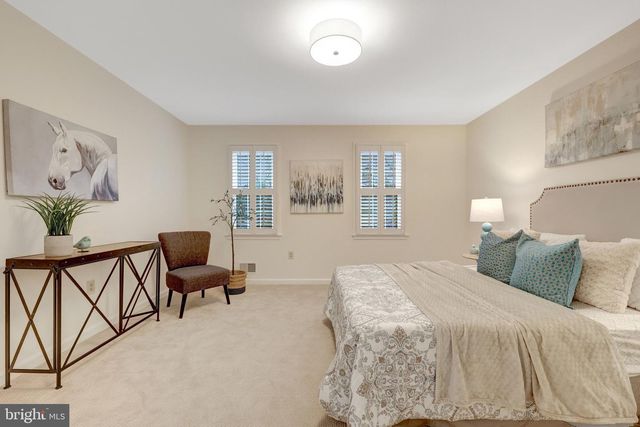 933 HOLLY CREEK DR, Great Falls, VA 22066