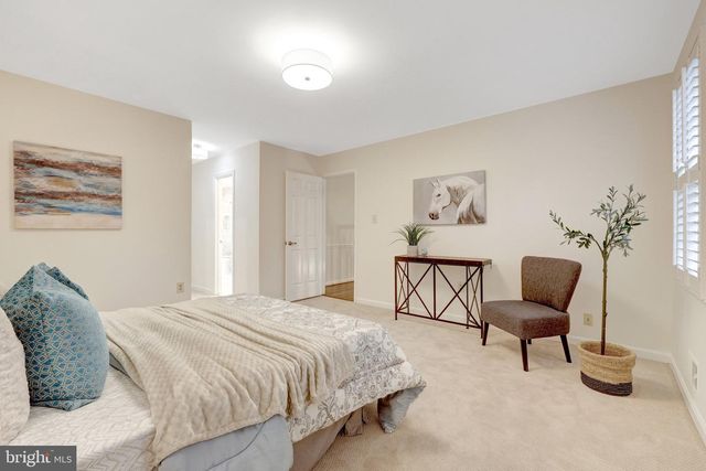 933 HOLLY CREEK DR, Great Falls, VA 22066