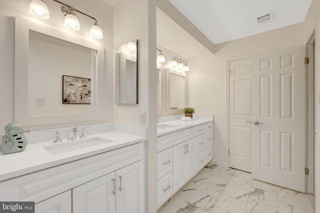 933 HOLLY CREEK DR, Great Falls, VA 22066