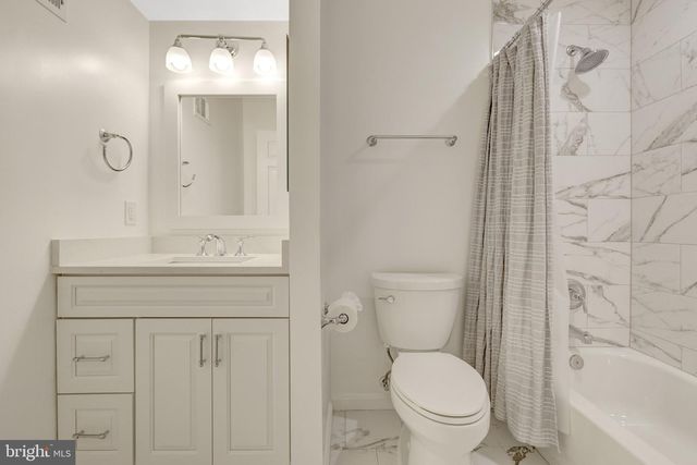 933 HOLLY CREEK DR, Great Falls, VA 22066