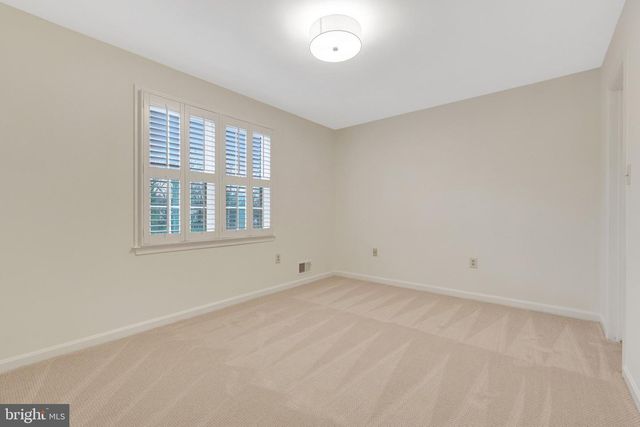 933 HOLLY CREEK DR, Great Falls, VA 22066