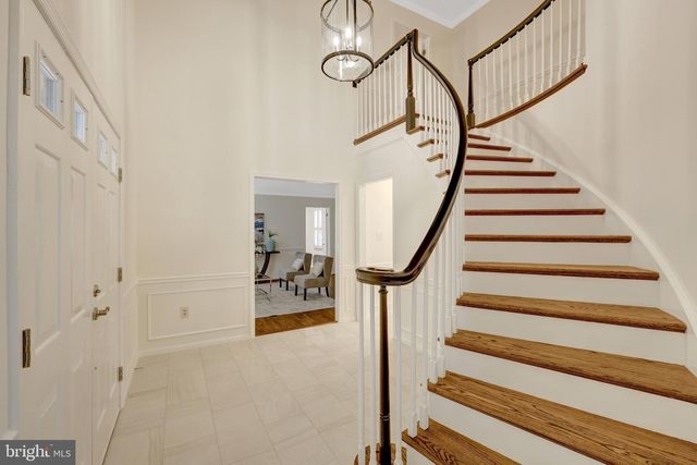 933 HOLLY CREEK DR, Great Falls, VA 22066