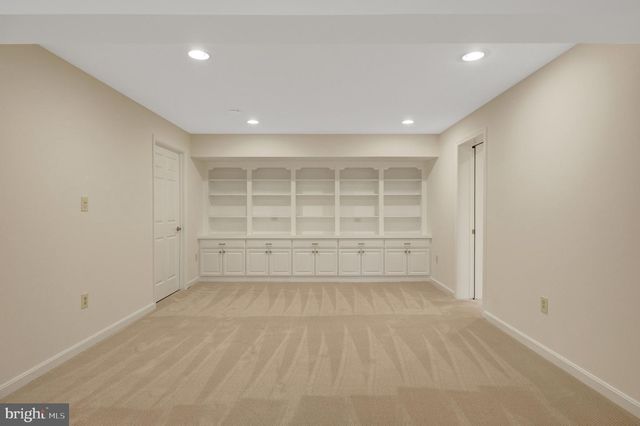 933 HOLLY CREEK DR, Great Falls, VA 22066