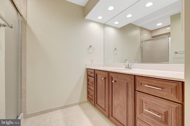 933 HOLLY CREEK DR, Great Falls, VA 22066