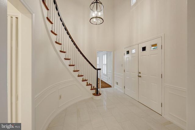 933 HOLLY CREEK DR, Great Falls, VA 22066