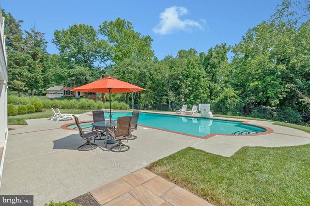 933 HOLLY CREEK DR, Great Falls, VA 22066