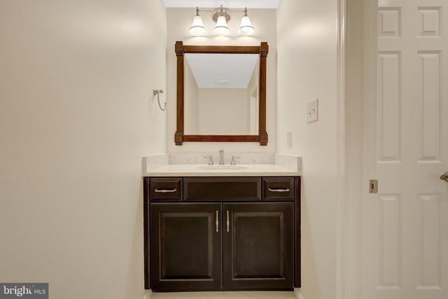 933 HOLLY CREEK DR, Great Falls, VA 22066