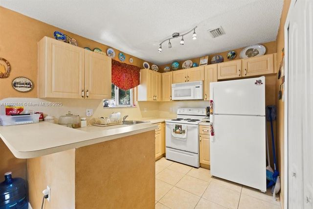 7780 NW 22nd Ct 201, Pembroke Pines, FL 33024