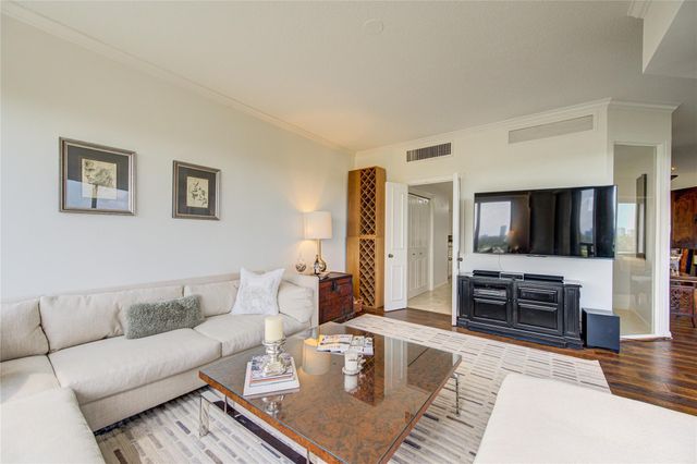 101 Westcott Street 802, Houston, TX 77007