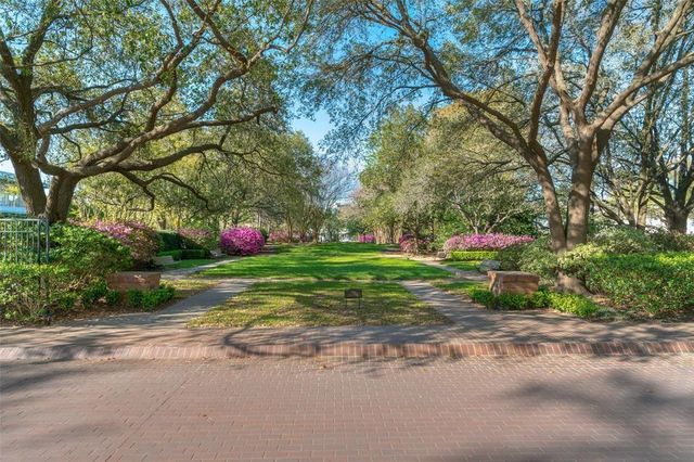 101 Westcott Street 802, Houston, TX 77007