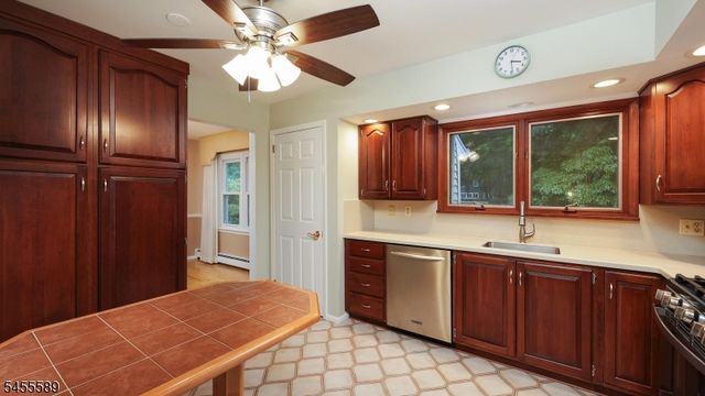 37 Ambar Pl, Bernardsville Boro, NJ 07924