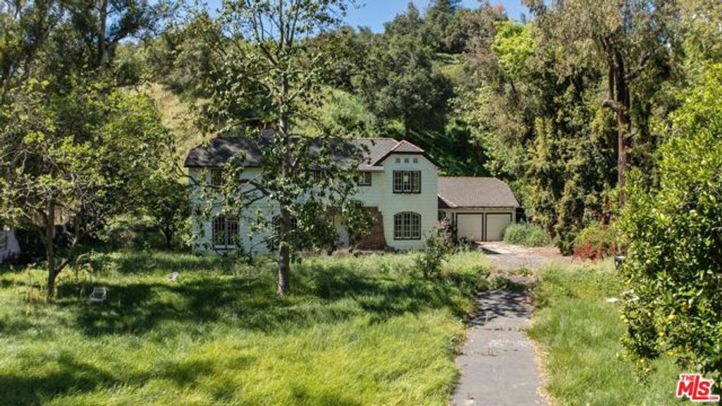 2221 Benedict Canyon Drive, Beverly Hills, CA 90210